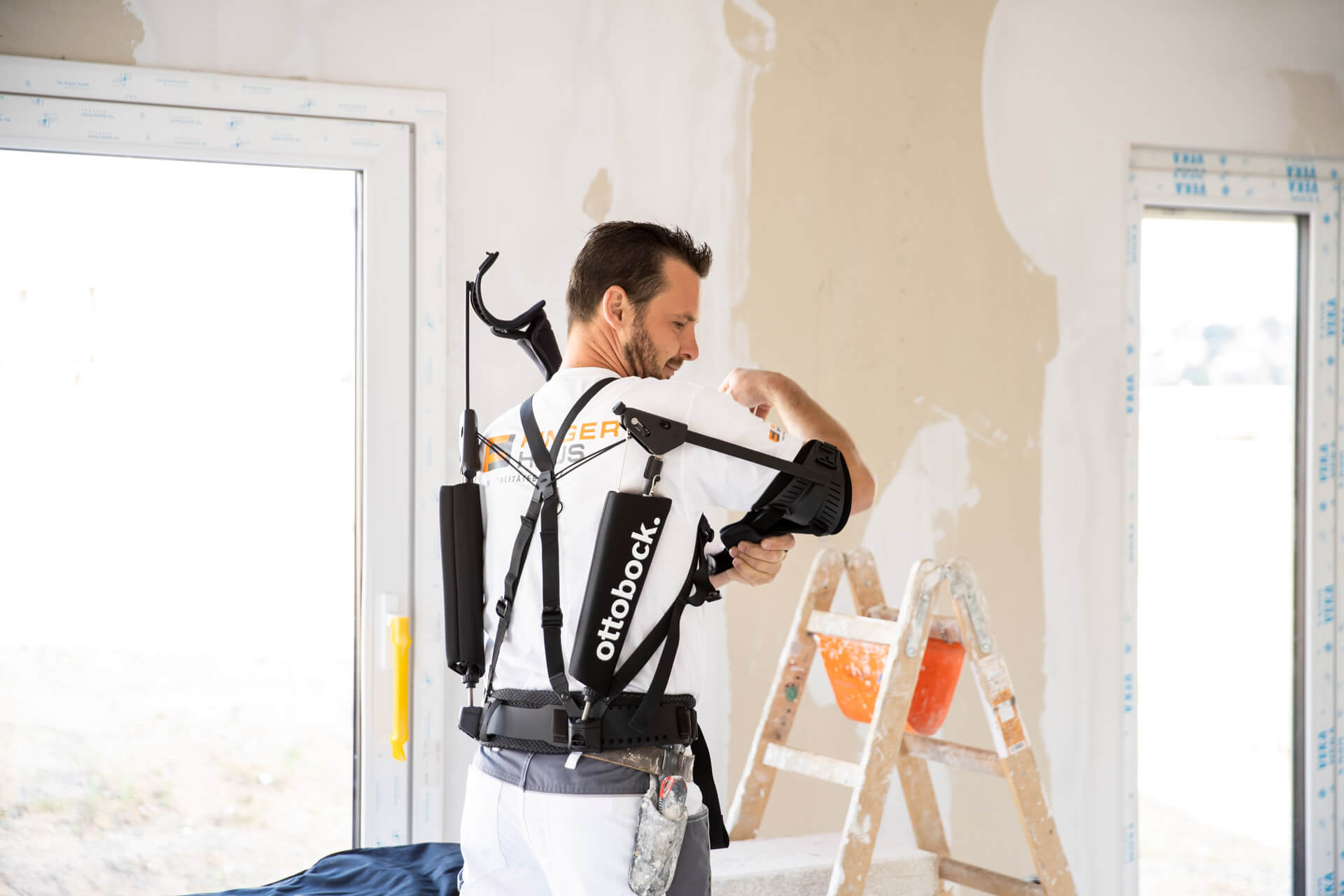 Maler mit Exoskelett