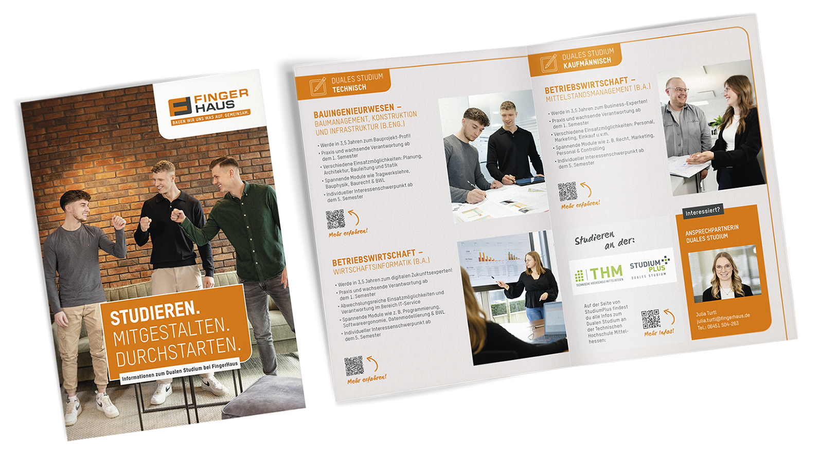 Zwei Männer stehen vor einer Backsteinwand und geben sich die Faust, daneben ein orange-weißes FingerHaus-Logo und der Text 'STUDIEREN. MITGESTALTEN. DURCHSTARTEN.' Auf der rechten Seite eine Broschüre mit Texten zu dualem Studium bei FingerHaus, mehreren Fotos von Personen in Gesprächssituationen und Logos von THM und StudiumPlus.