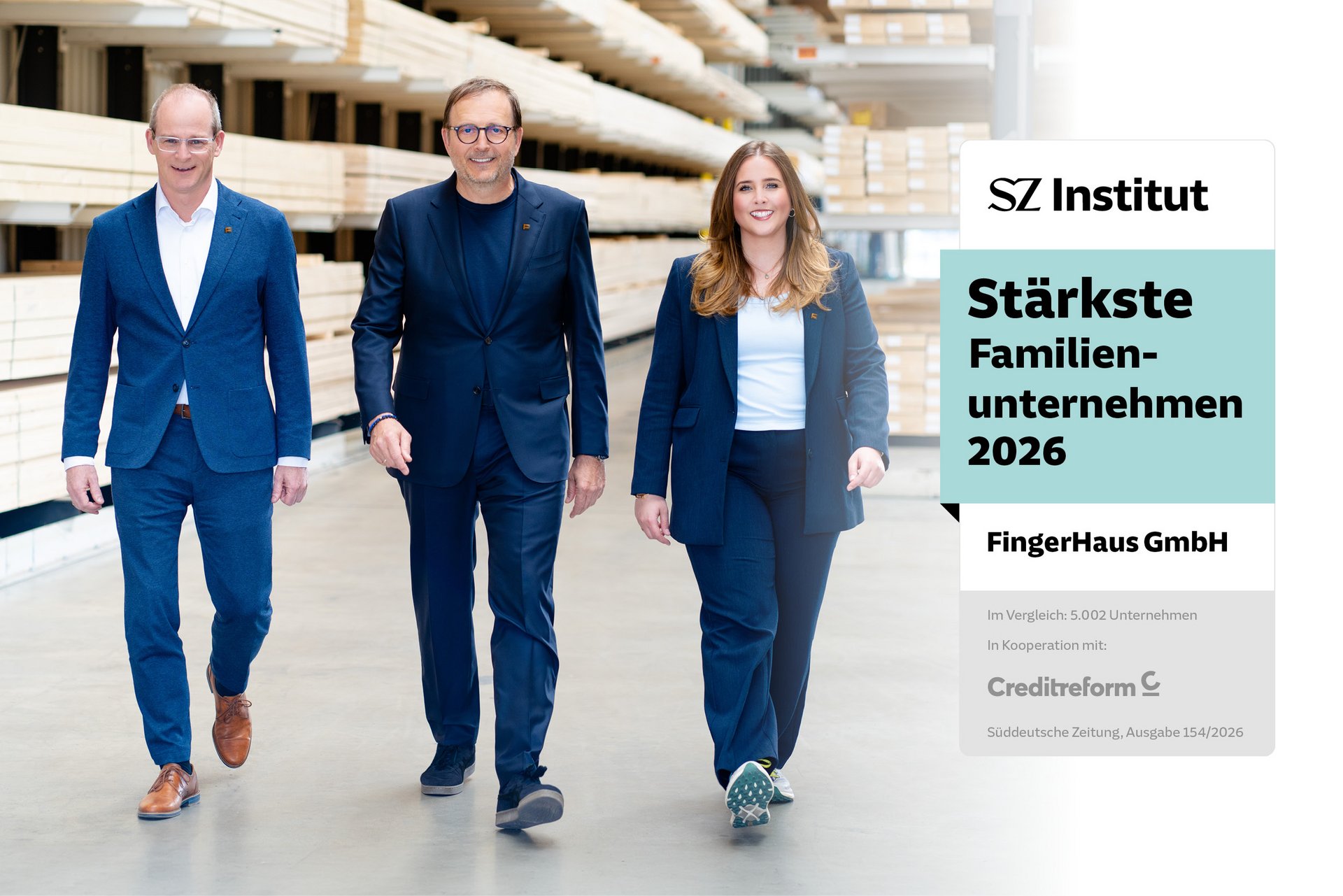 Drei Personen in Anzügen gehen in einem Lagerhaus auf die Kamera zu, rechts daneben ein Schild mit der Aufschrift 'SZ Institut Stärkste Familienunternehmen 2026 FingerHaus GmbH'